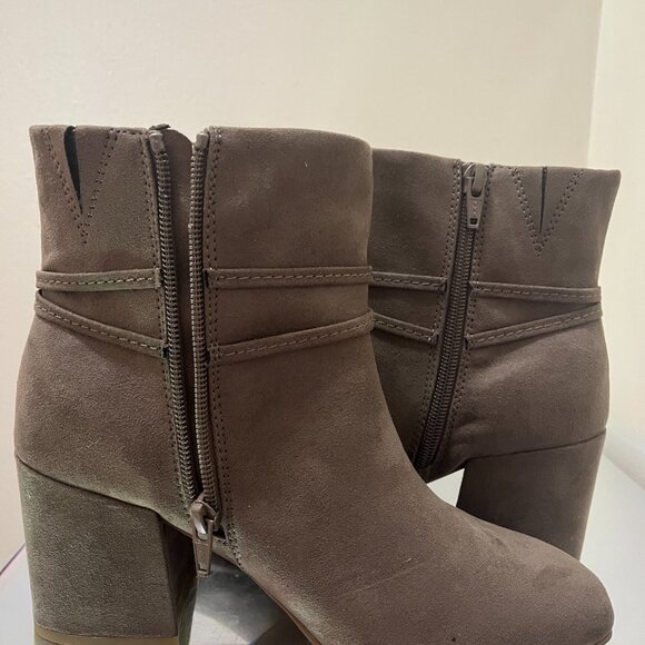 New  Women's Ring Hardware Chunky Heel Boots - Picture 6 of 7